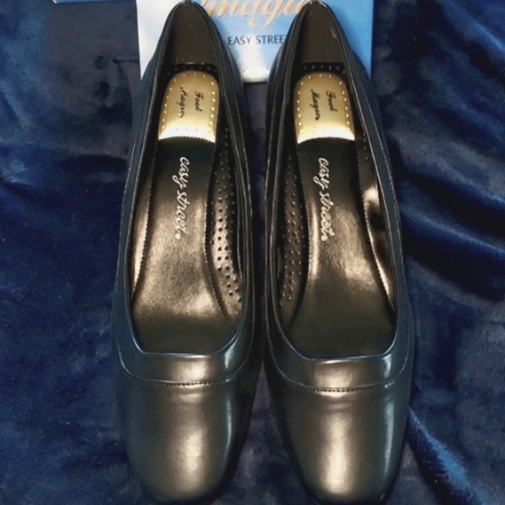 NIB Easy Street Women's Justify Pump size 12W